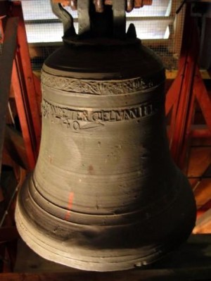 Eine der beiden Glocken in der Kapelle