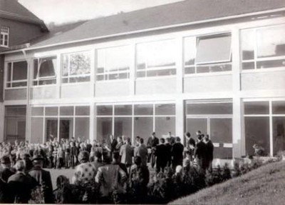 Der Schulanbau wird am 08.11.1965 eingeweiht